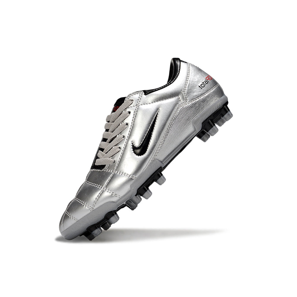 Chuteira Campo Nike Total 90 FG Prata e Preto